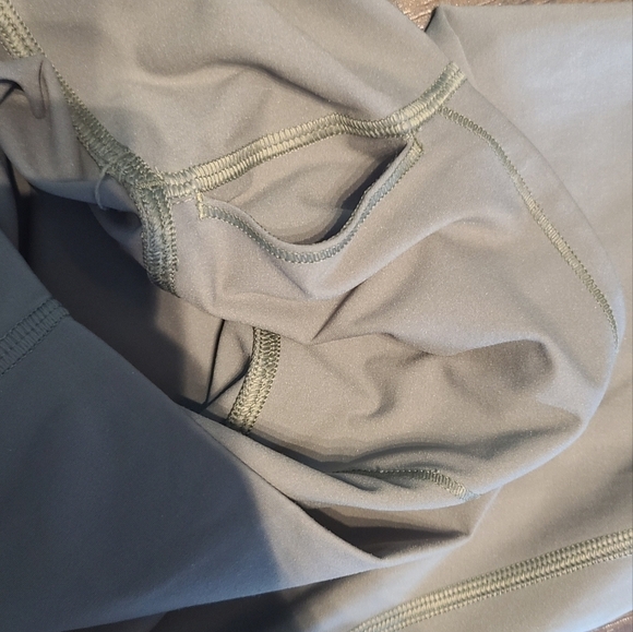 Everlane The Perform Legging In Sage Green - Like New - Picture 5 of 8